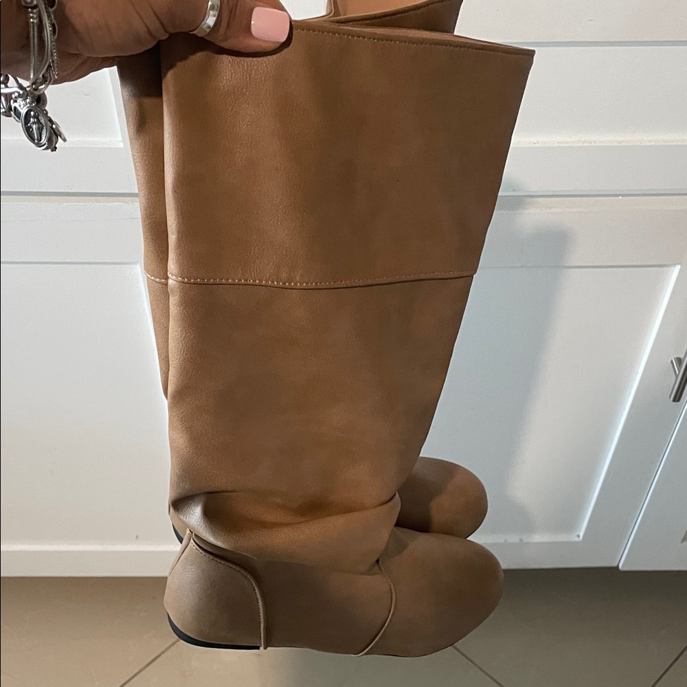 Brown boots
Brand new without box